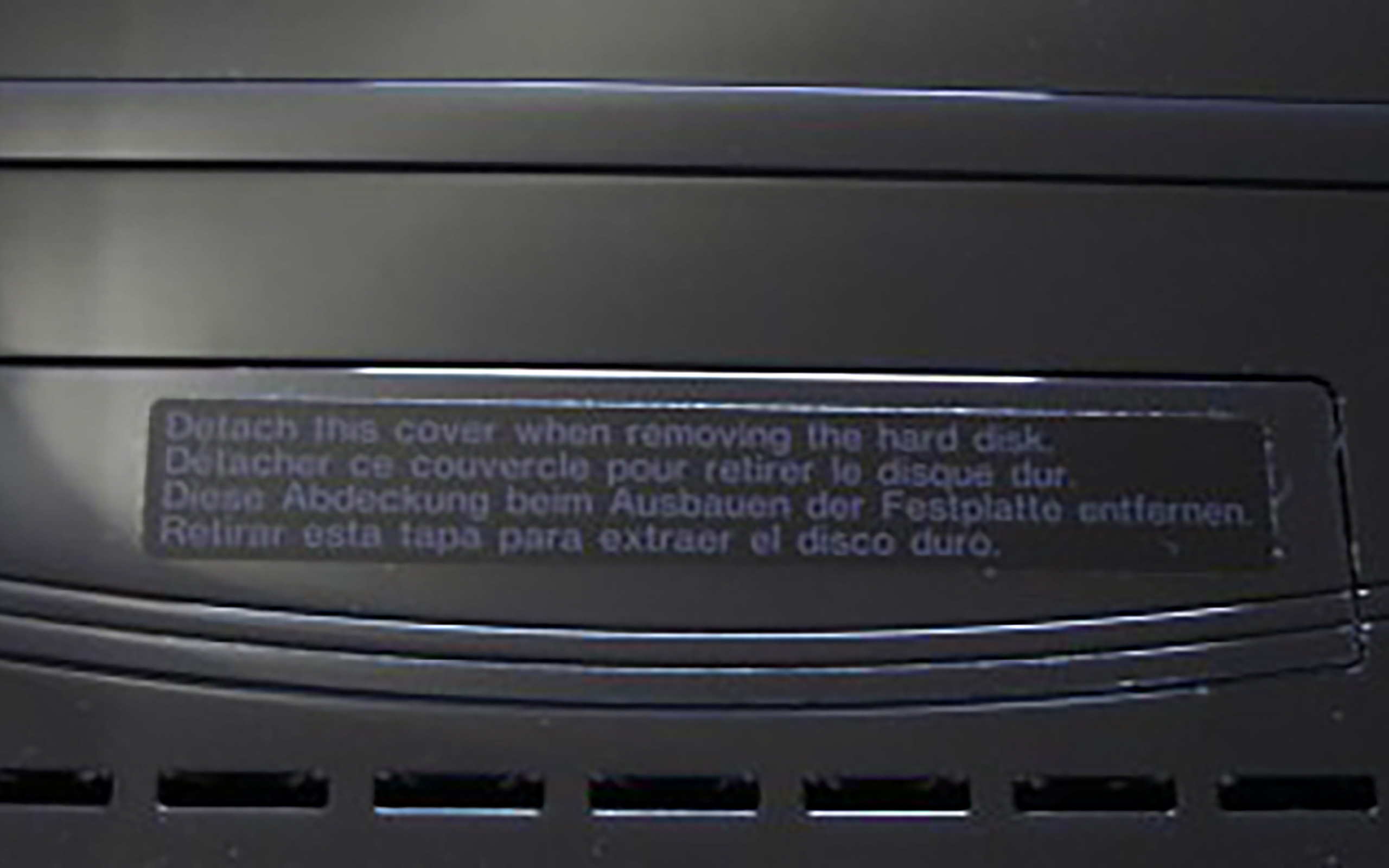 ps3_hdd_01 Unter diesem Deckel verbirgt sich die Festplatte