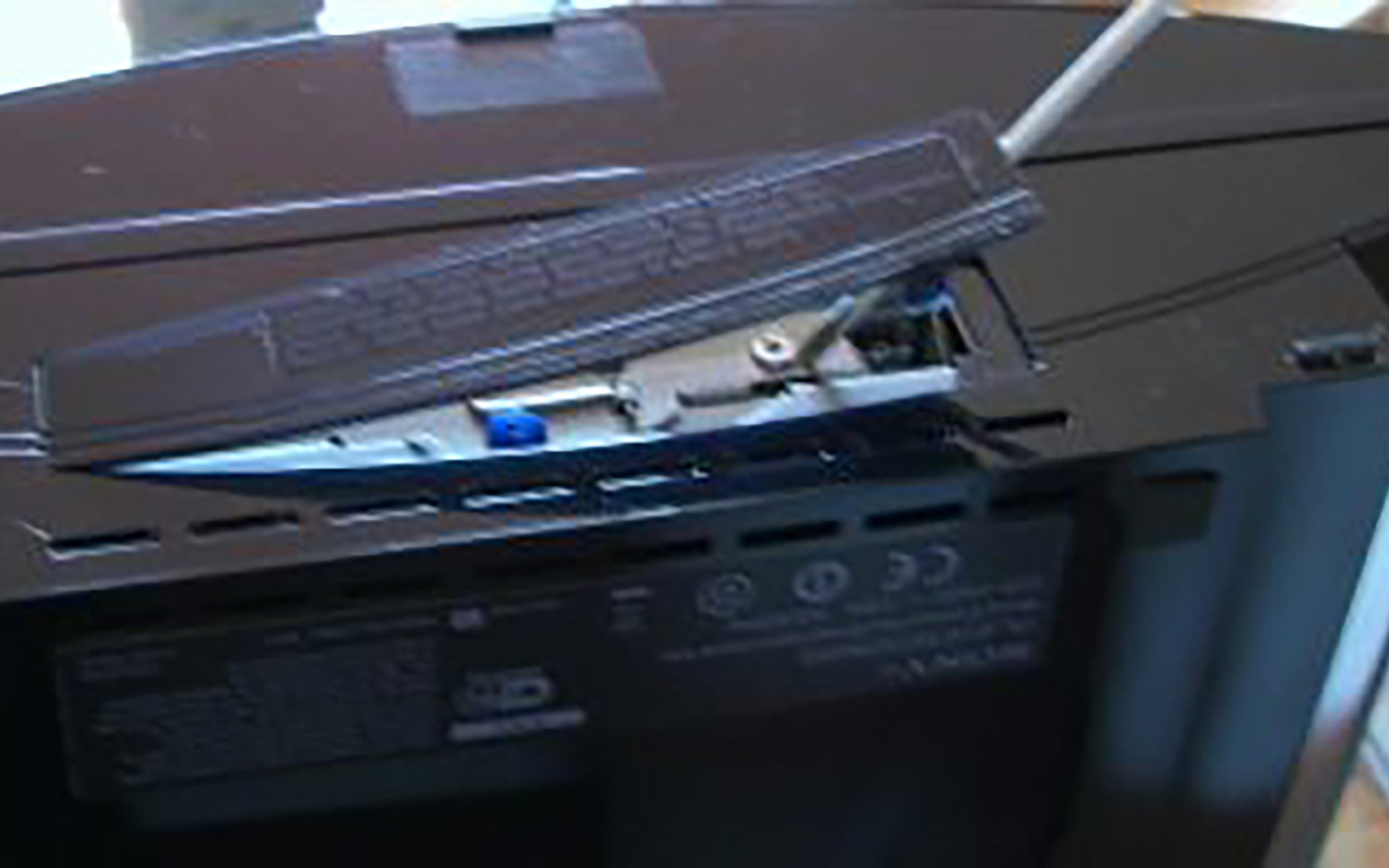 ps3_hdd_02 Der Deckel kann mit einem Schraubenzieher angehoben werden