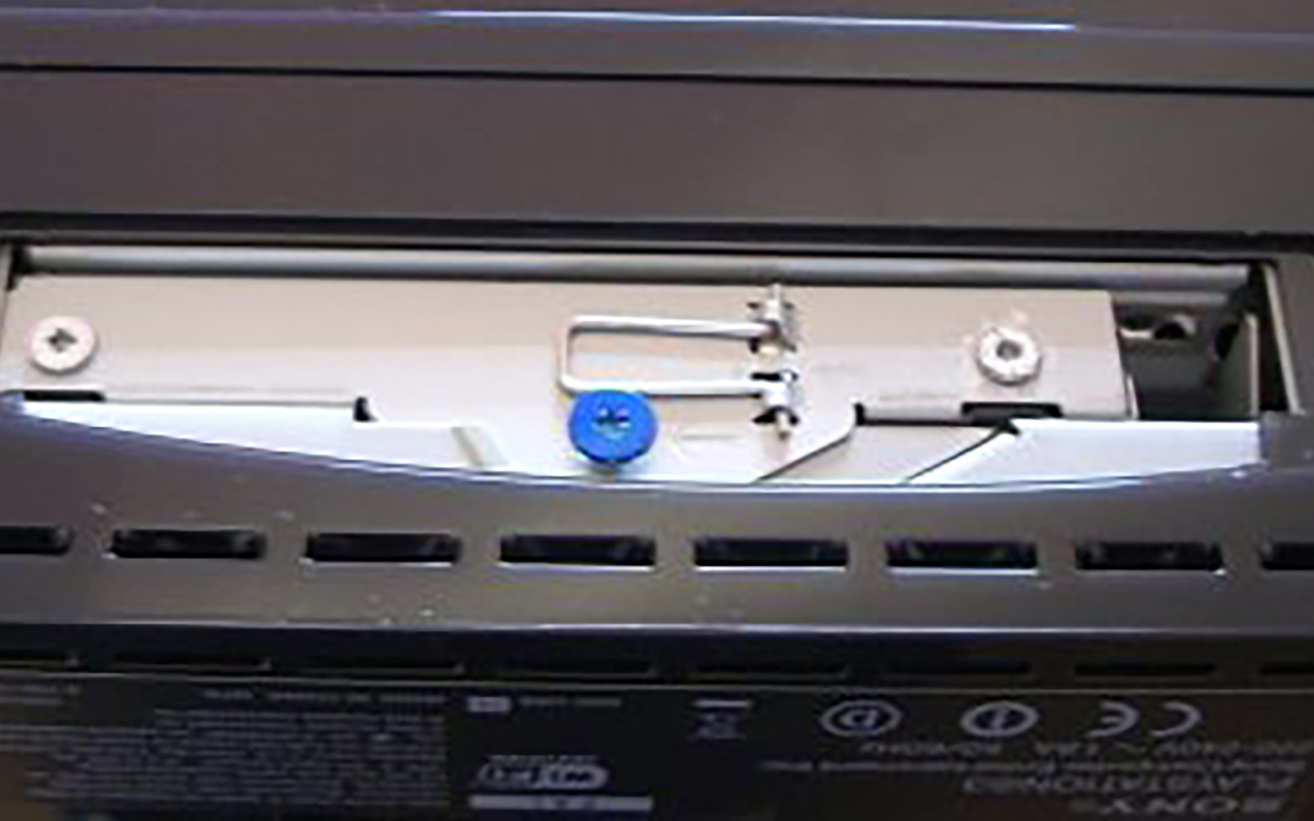 ps3_hdd_03 Als erstes muss die blaue Schraube entfernt werden