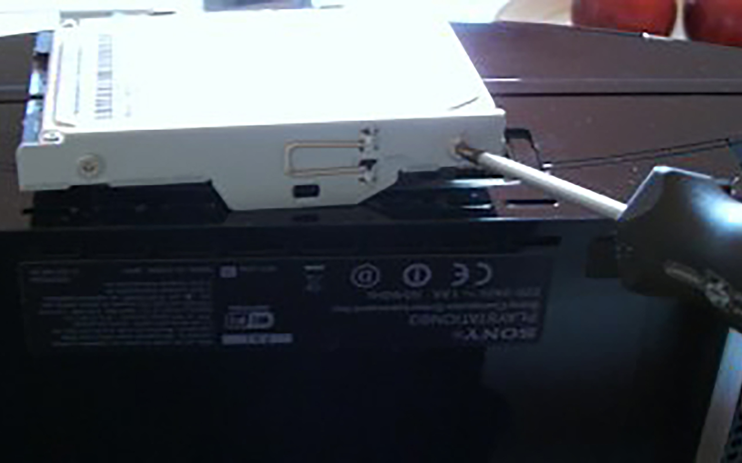ps3_hdd_05 Entfernt die Schrauben vom Caddy (diese Biester sitzen ziemlich fest!