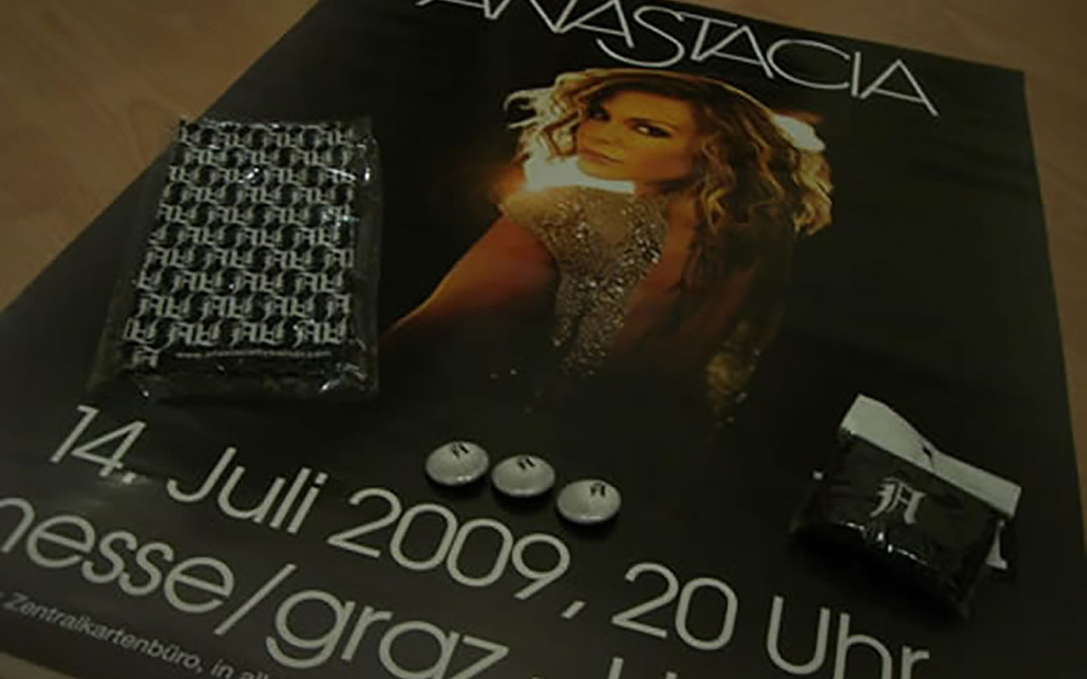 Konzertplakat, A-Buttons, Schweißband und Tuch