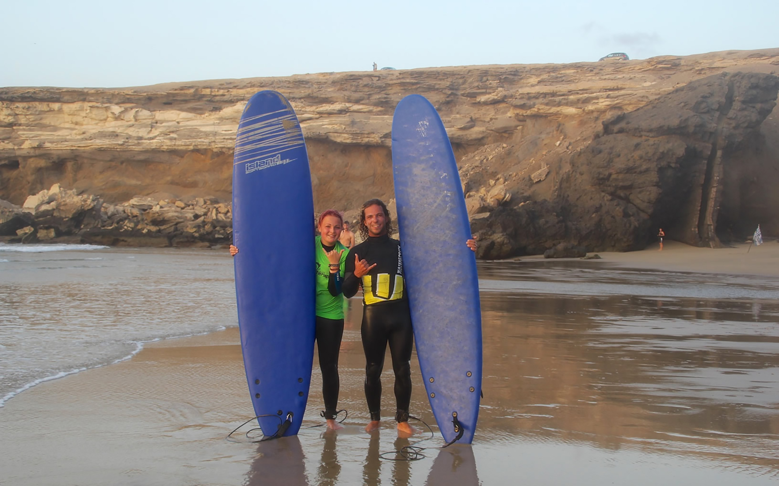 Celina und Surf-Lehrer Alejandro.