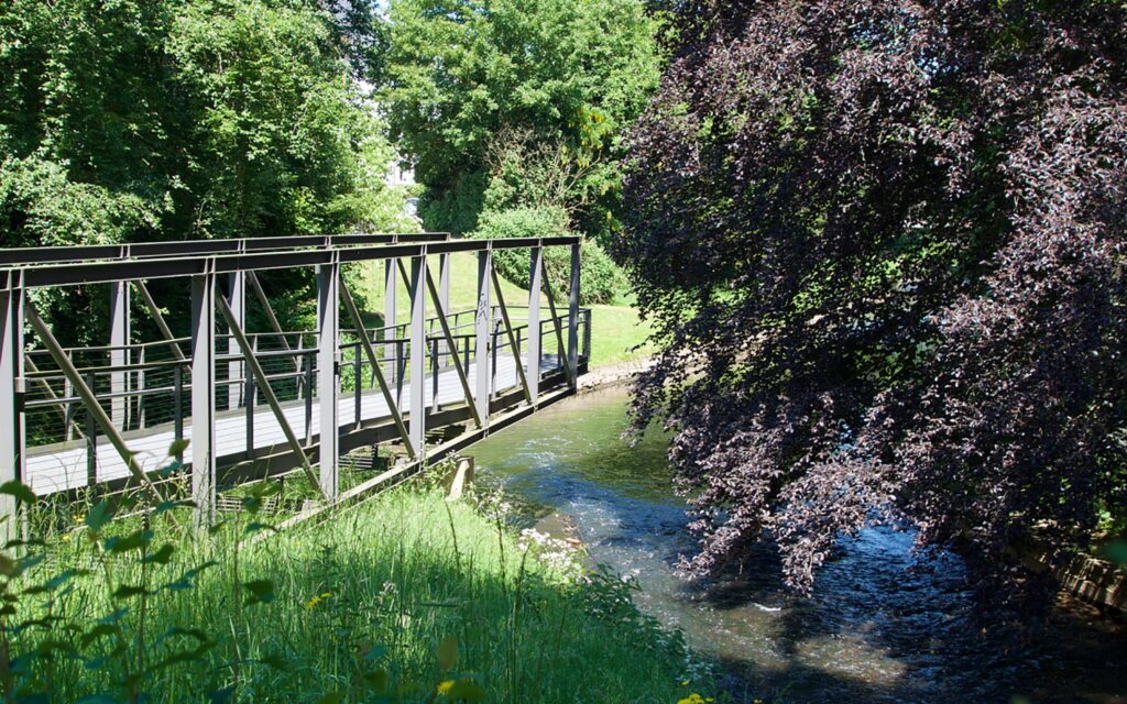 Auf die Aa hinausragende Brücke am Steintorwall.