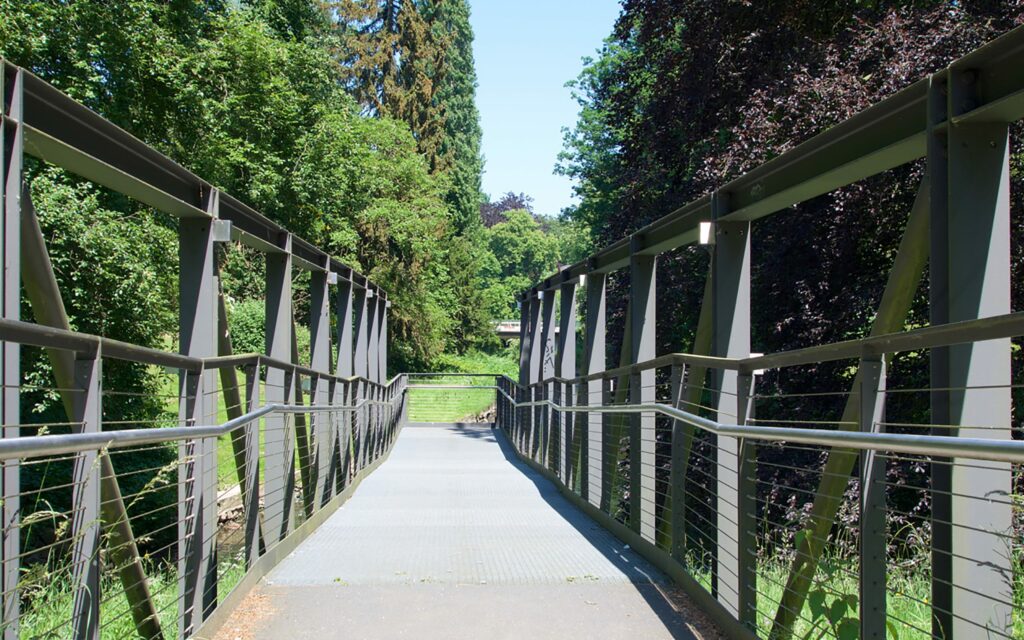 Auf die Aa hinausragende Brücke am Steintorwall.