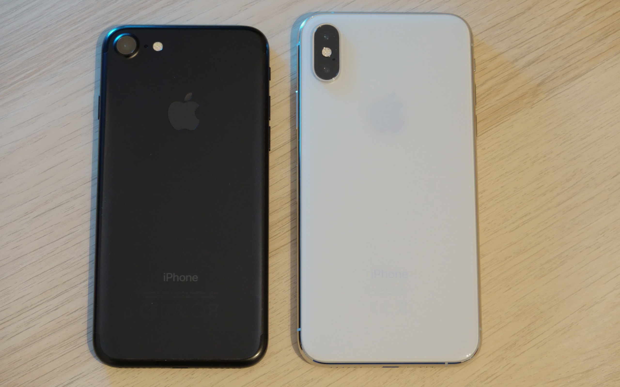 Apple iPhone 7 und iPhone XS im Größenvergleich.