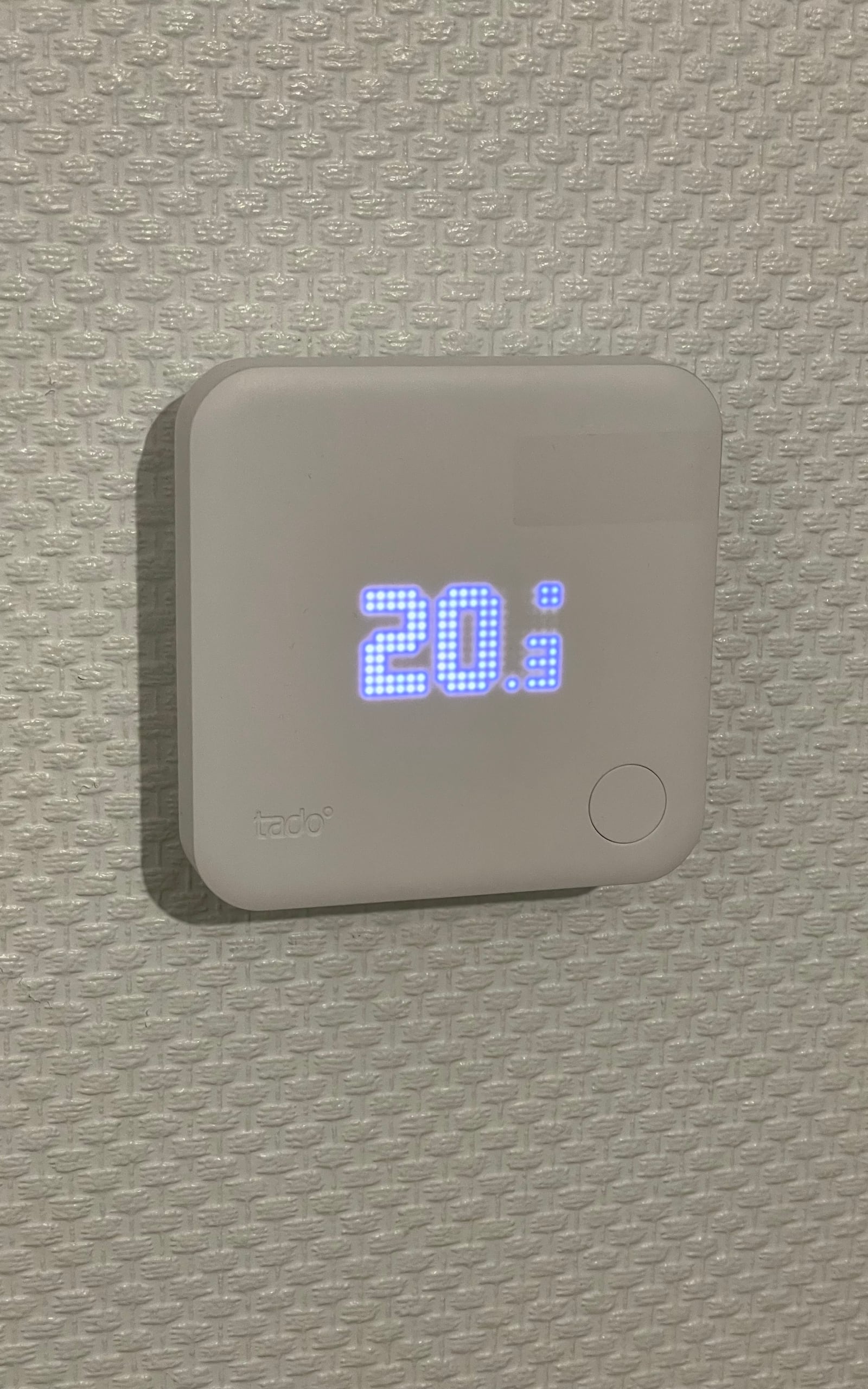 Anzeige und Einstellung der Temperatur sind auch manuell über das tado Thermostat möglich.