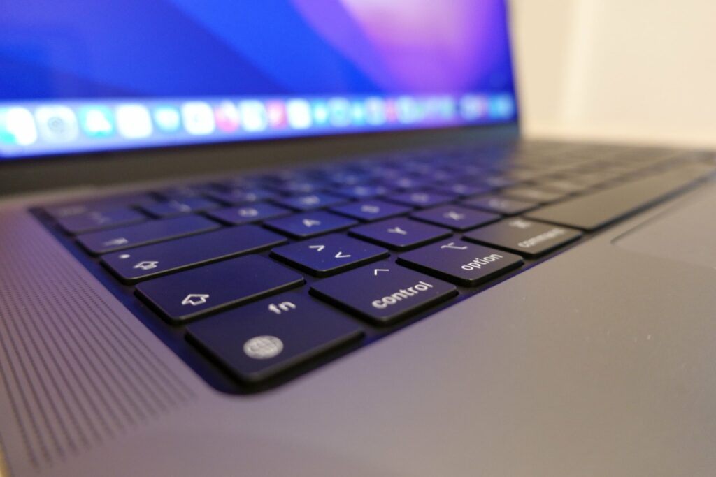 Neue optimierte Tastatur des MacBook Pro 14" M1 komplett in schwarz.