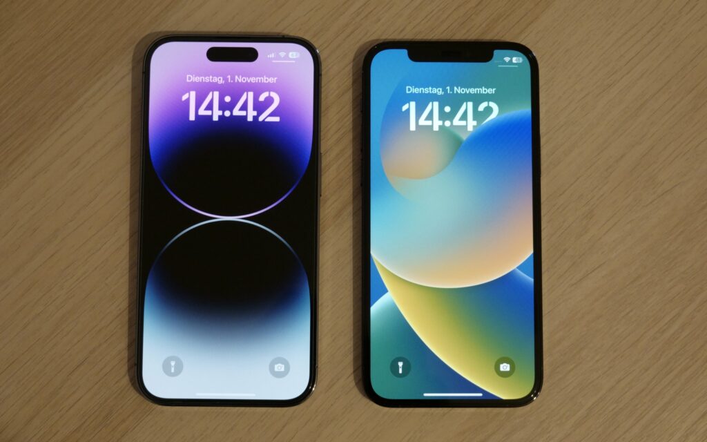 Das Apple iPhone 14 Pro mit Dynamic Island und das iPhone 12 Pro ohne.