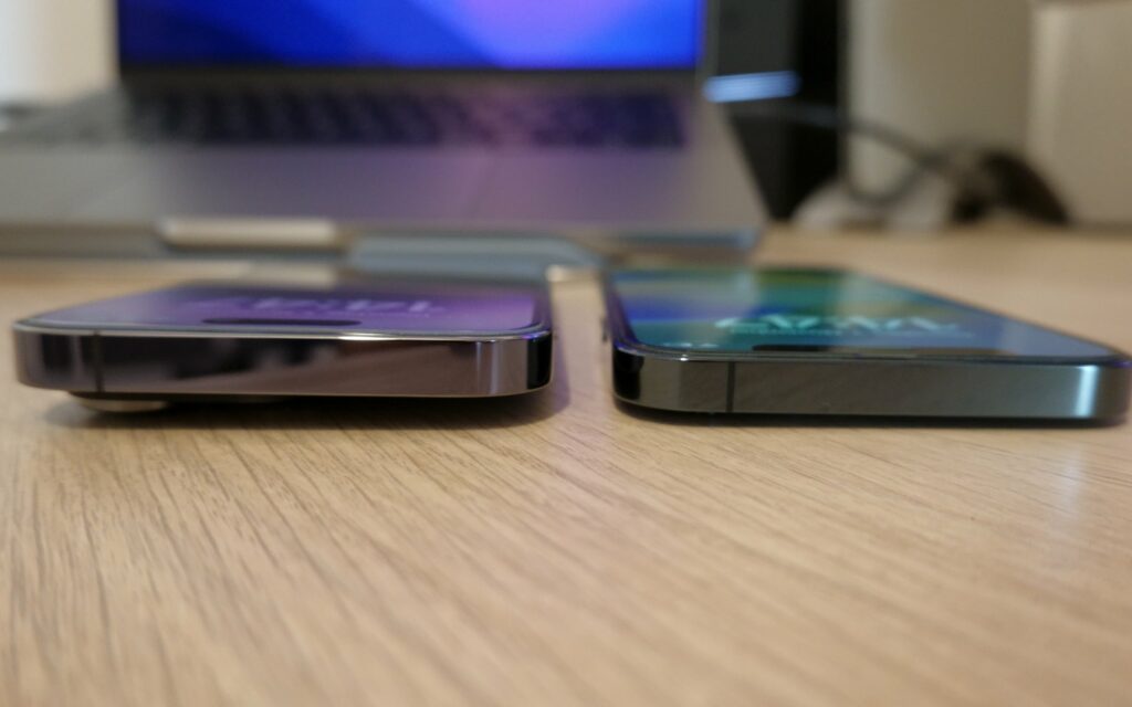 Durch die stark hervorstehenden Objektive liegt das iPhone 14 Pro nicht mehr flach auf einem Tisch.