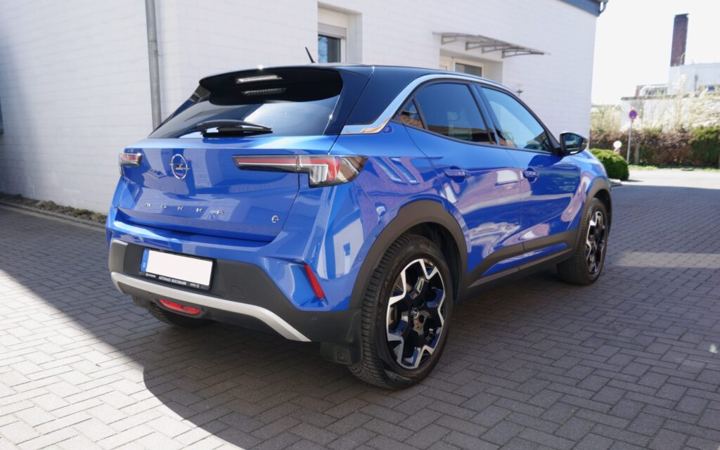 Dachfarbe und A-Säulen in Karbon Schwarz.