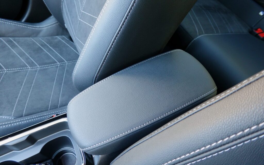 Mittelarmlehne mit Ablagefach.