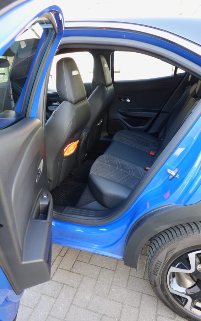 Ich bin 1,68m groß. Größer als 1,75m sollte man nicht sein, um bequem im Fonds zu sitzen.