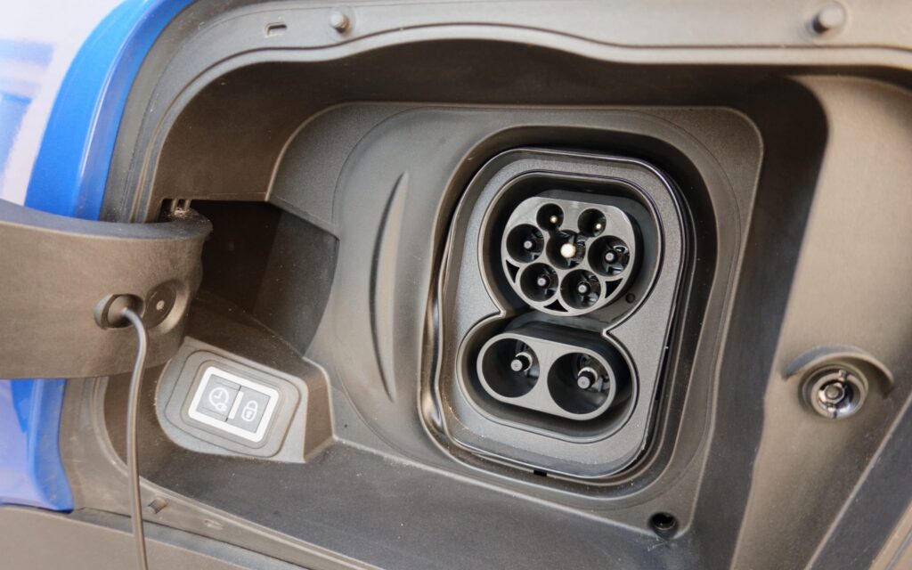 Ladestation (DC) ca. 30 Min. (80 % der Batterie) bei ca. 100 kW.