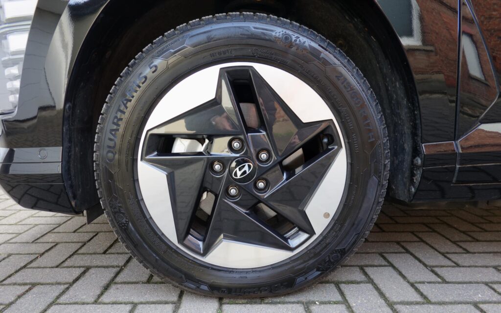 17-Zoll Leichtmetallfelgen mit 215/60 R17 Bereifung.