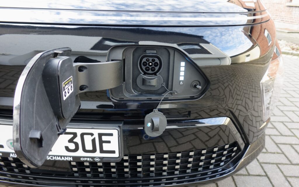 Ladeanschluss vorne links.