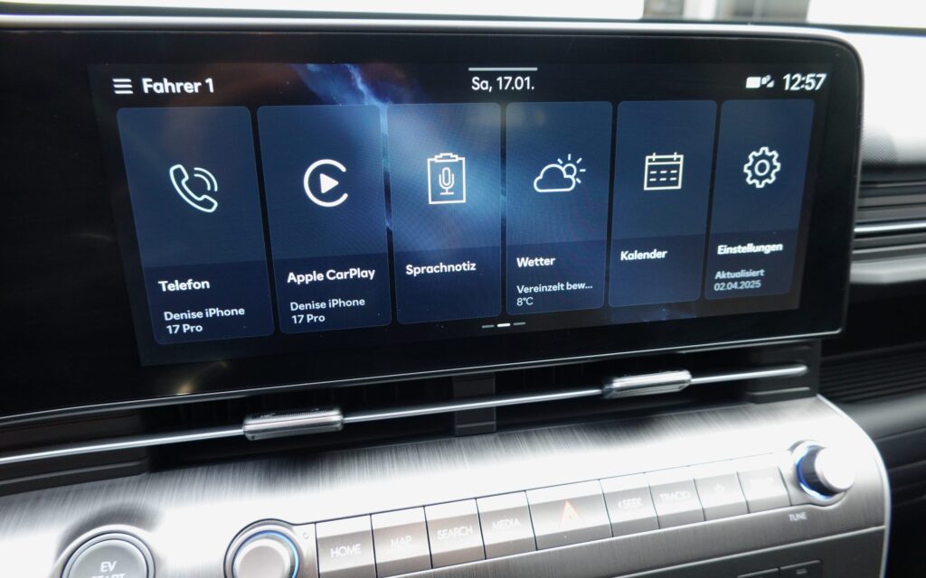 Übersichtliche Kacheln im Menü.