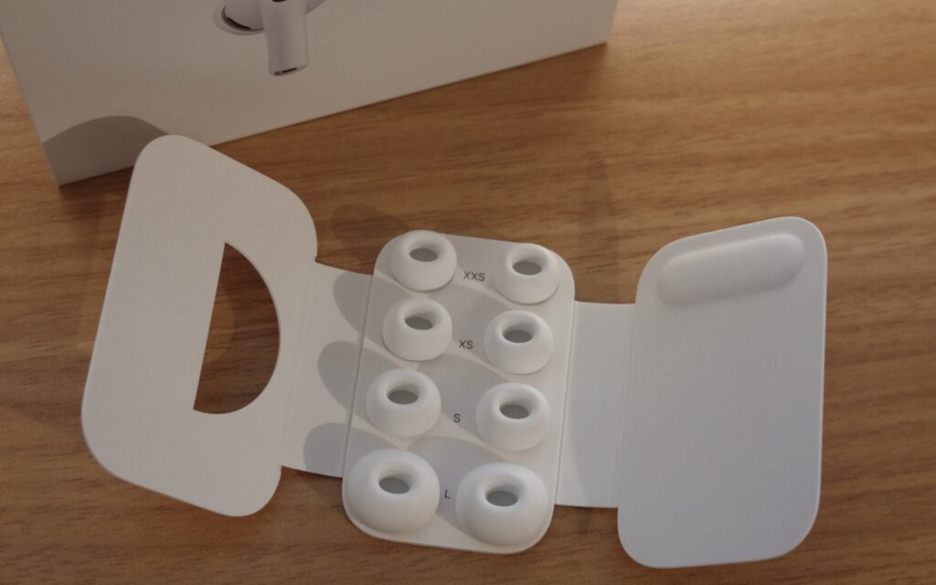 Dabei sind 5 Ohreinsätze aus Silikon (XXS, XS, S, M, L).