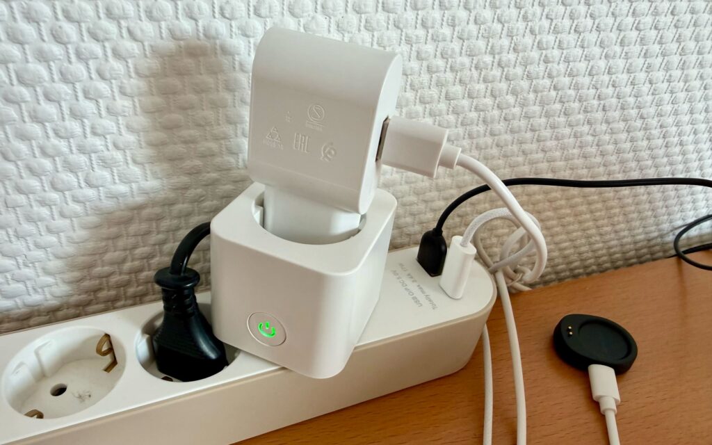 Ladekabel an Smarter Steckdose in Steckerleiste: Nicht schön, aber funktioniert.