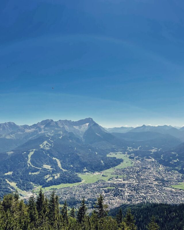 Heute wurde der Panoramaberg Wank erklommen. ⛰ Bis zum 1.780 Meter hohen Gipfel. 3 1/2 Stunden. 6,63 km. 🥾😮 Dafür wurden wir mit einem wundervollen Blick über Garmisch-Partenkirchen belohnt und einer wohlverdienten Pause in der Sonnenalm. 🍹😌 #WankMalWieder #Wank #GarmischPartenkirchen #Bayern #Wanderurlaub